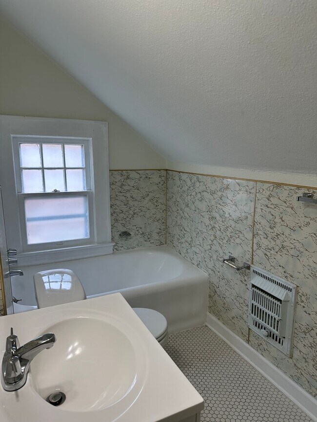 Building Photo - Three bedroom, three bath house in West En...