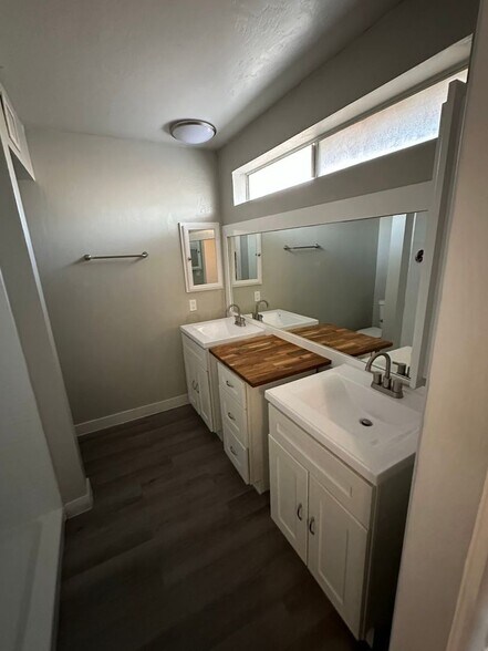 Building Photo - 3502 W Willow Ave