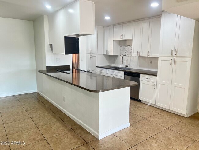 Primary Photo - 1816 E Palmcroft Dr