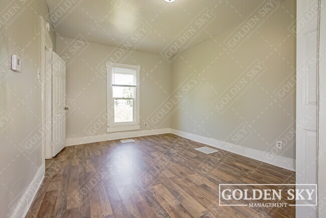 Building Photo - 2207 S Walnut St