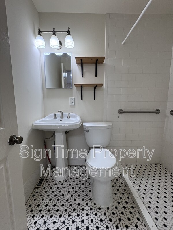 Building Photo - 627 N Mulberry St