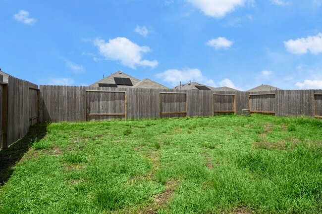 Building Photo - 843 Deerhurst Ln
