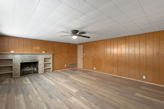 Building Photo - Available January 1st! Accepts VOUCHERS!