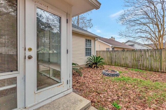 Building Photo - The Lakes