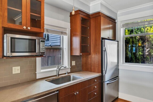 Building Photo - Spacious 3 Bed 2.5 Bath Townhome with Views and Two Parking Spaces – First Hill/Capitol Hill