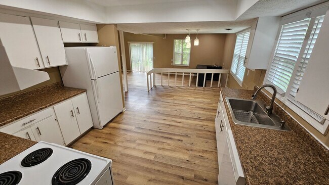 Building Photo - 557-559 Bailey Drive