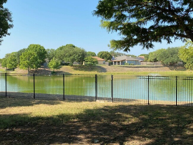 Building Photo - Towne Lake - Amazing Lake Views!