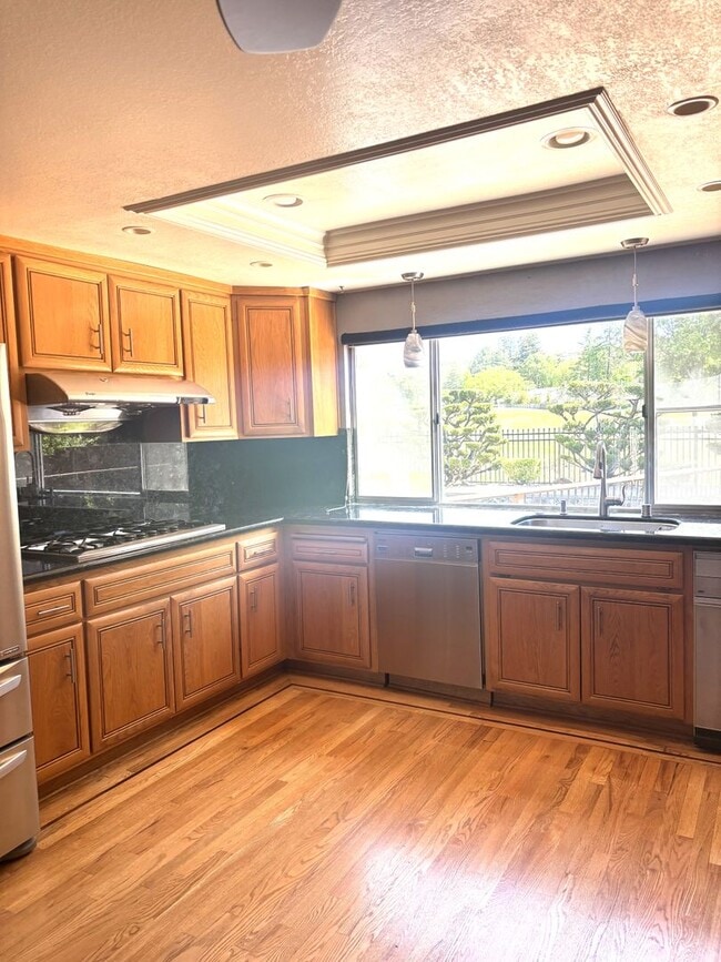 Building Photo - Stunning 4-Bedroom Home on Golf Course wit...