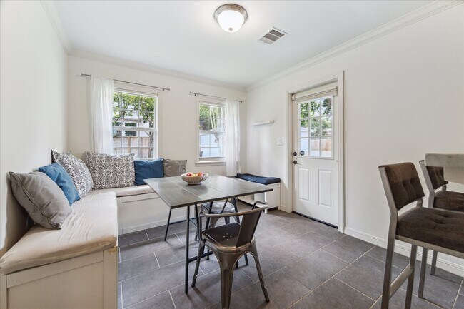 Building Photo - 3215 Castlewood St