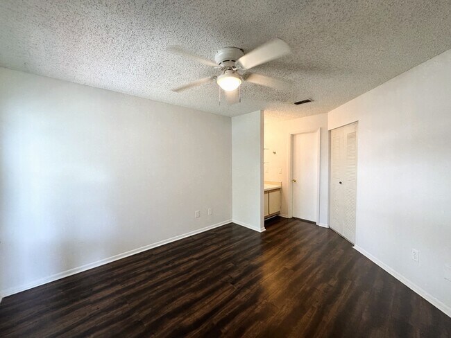 Building Photo - 2608 Grassy Point Dr