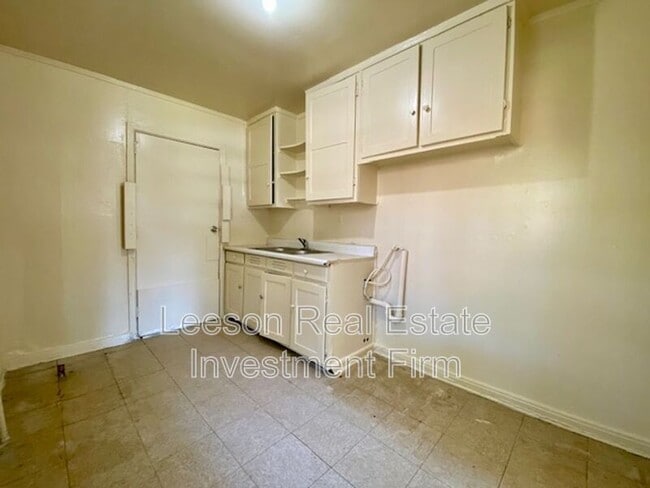 Building Photo - 3020 Conmar St