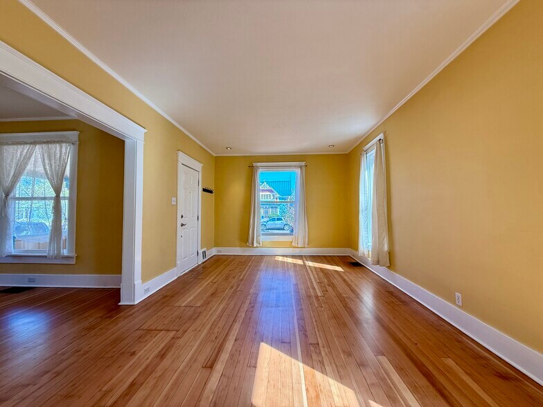 Building Photo - 909 Ouray Ave