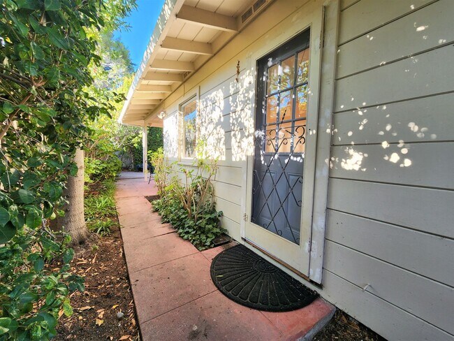 Building Photo - Charming three-bedroom, two-bath home in Midtown Palo Alto.