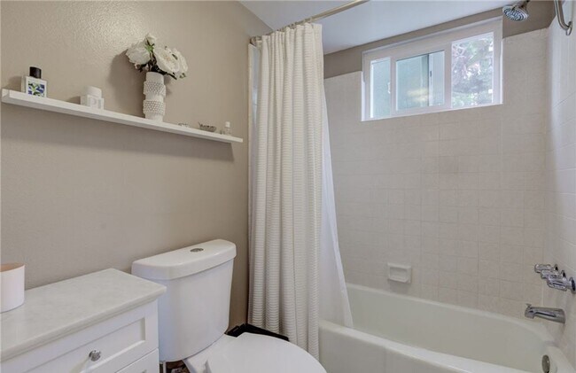 Building Photo - 2521 Voorhees Ave