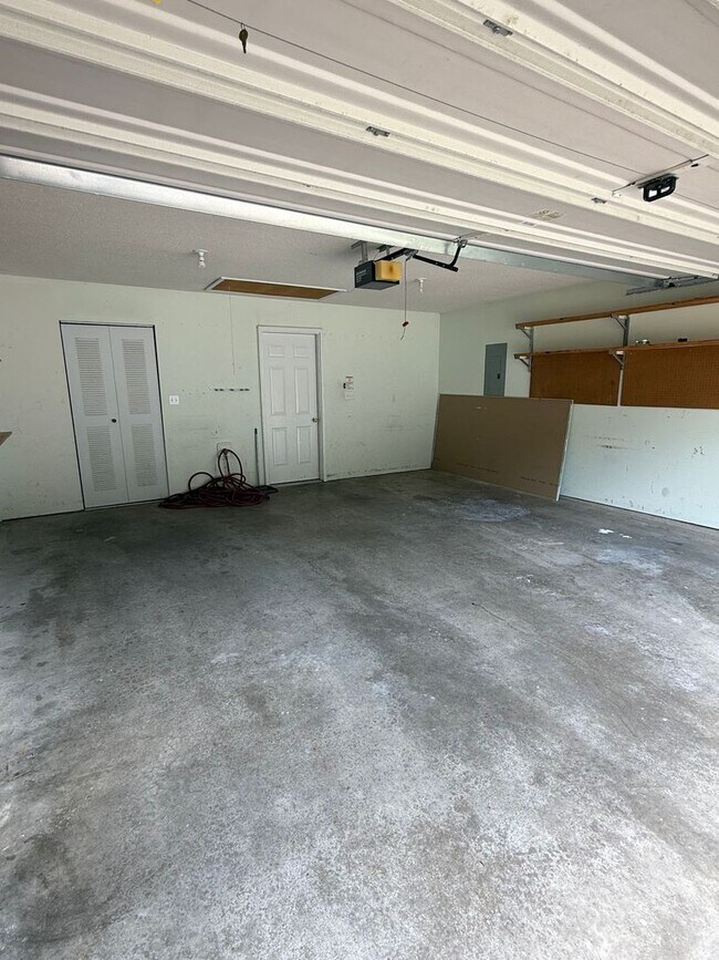 Building Photo - 3 bed 2 bath Home with fenced in backyard