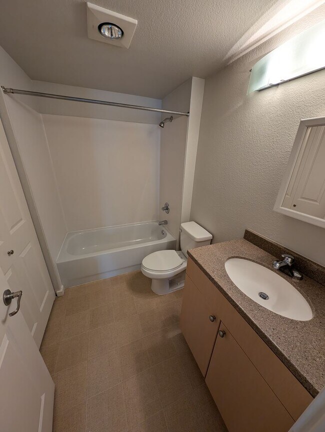 Building Photo - High End 3 Br Condo off of Bothell-Everett...