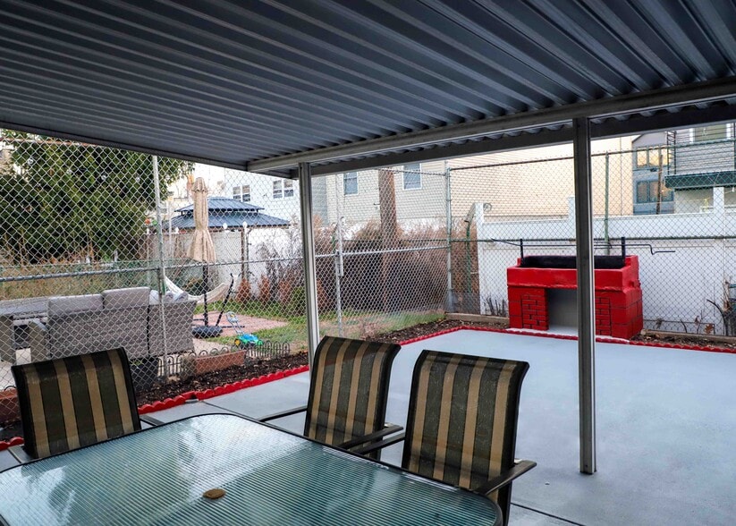 Building Photo - 15 Bleecker St