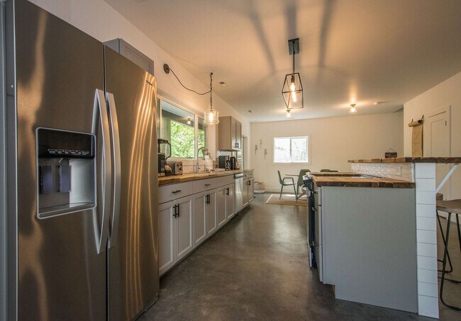 Building Photo - 1243 Pine Spring Dr