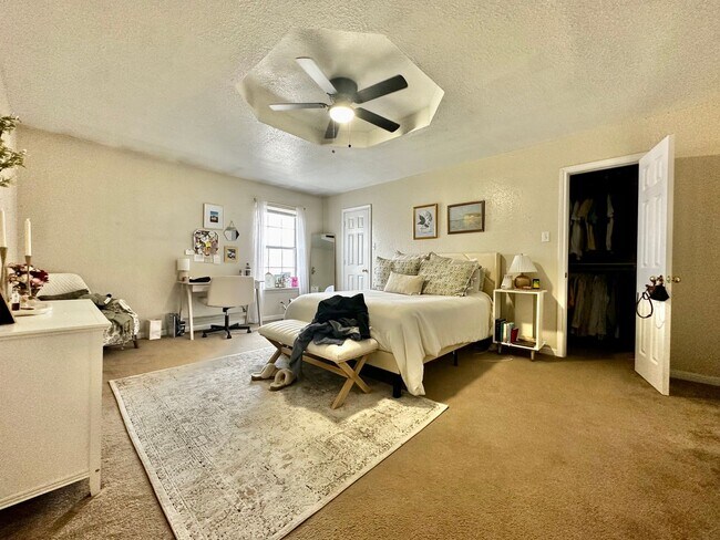 Building Photo - Spacious 4/2 Walking Distance to Campus & ...