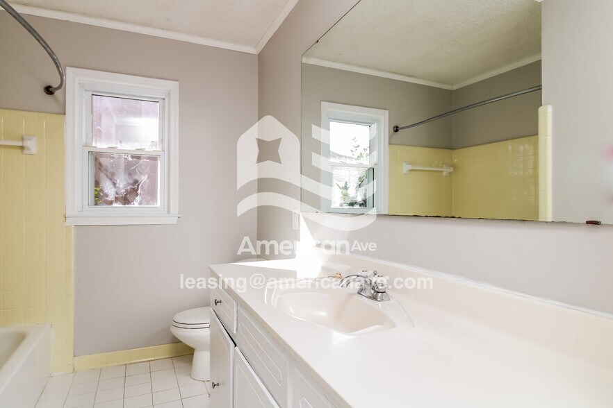 Building Photo - 215 Laurel Meadows Dr