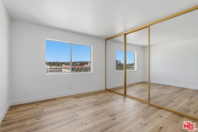 Building Photo - 435 N Oakhurst Dr