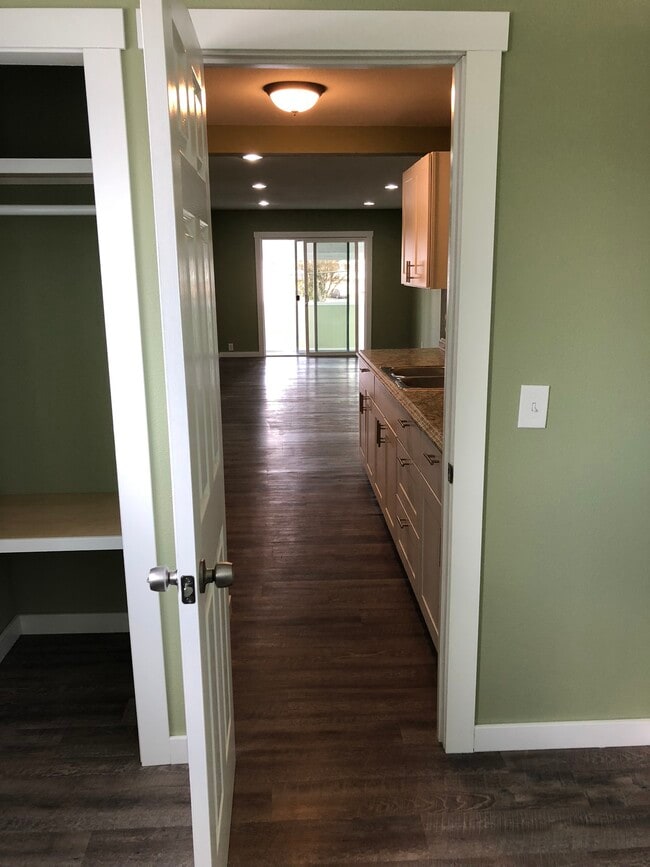 Building Photo - 1242 Main St