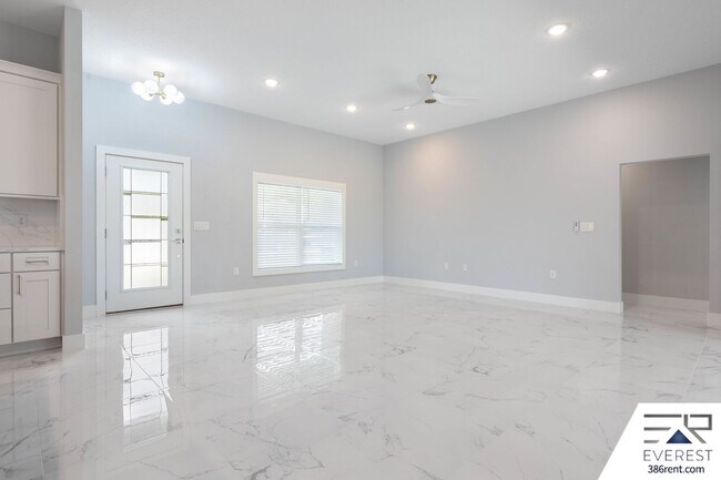 Building Photo - FULLY FENCED, LIKE NEW, CUSTOM BUILT 3/2/2 ON A CUL DE SAC IN DESIRABLE QUAIL HOLLOW