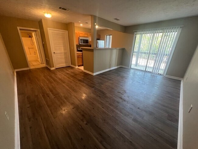 Building Photo - Campus View Apt-Walking Distance to UGA!