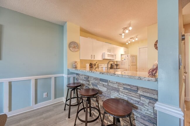 Building Photo - PRICE JUST REDUCED! FURNISHED OFF-SEASON MONTHLY RENTAL AVAILABLE NOW