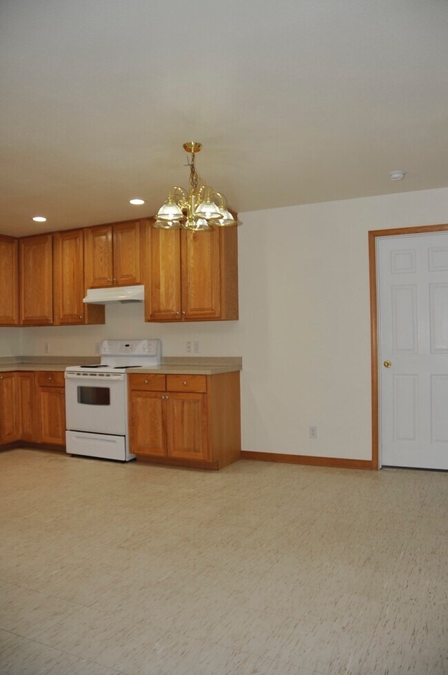 Building Photo - 2 bed 1 bath duplex