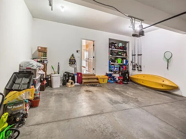 Building Photo - Coralville 4 Bedroom 4 Bath 3 Level Town H...
