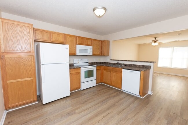 Building Photo - MOVE IN READY!!