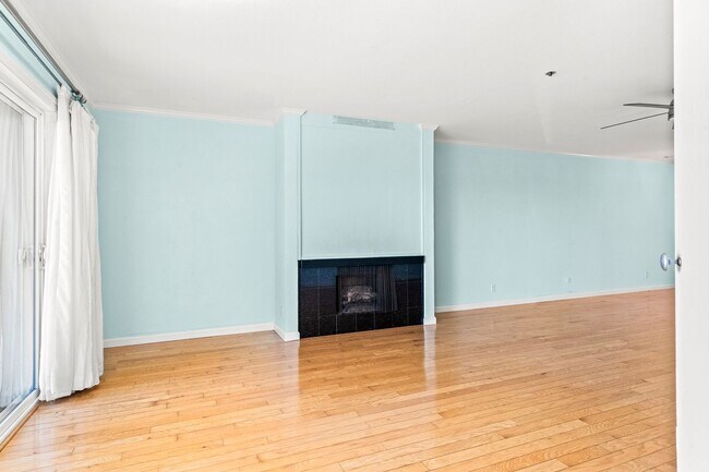 Building Photo - Beautiful 2 Bedroom Corner Unit on the Bea...