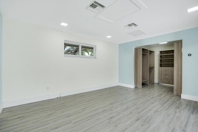 Building Photo - 7351 Valencia Dr