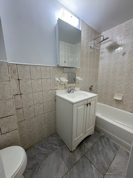 Building Photo - 329 Bainbridge St.