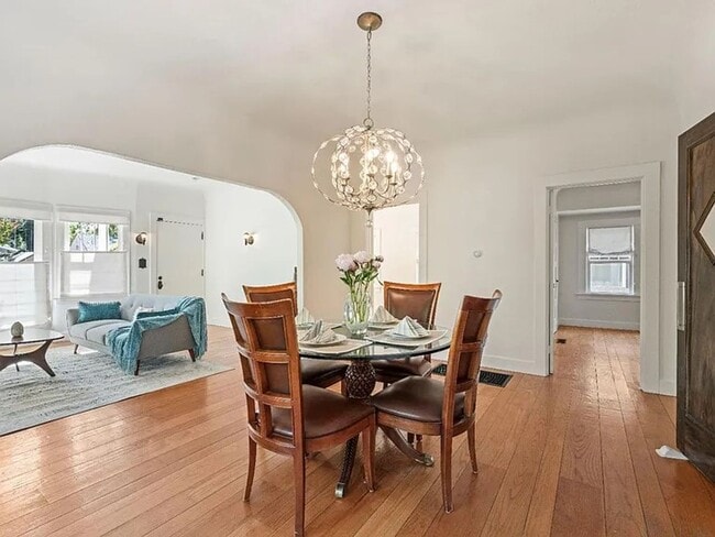 Building Photo - Beautiful vintage home
