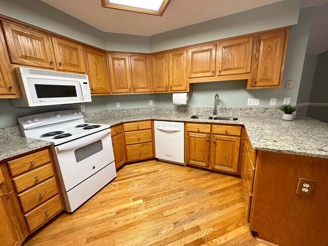 Building Photo - 1611 Majesty Dr