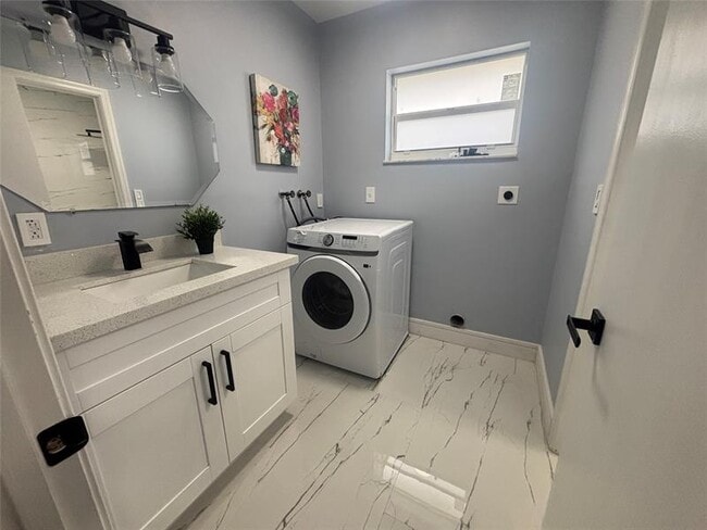 Building Photo - 814 SW 12th Pl