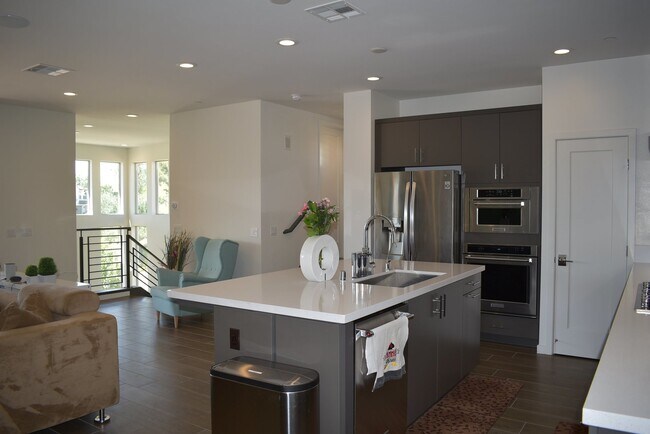Building Photo - 3 Story 4 Bedroom 3.5 Bath Home in Del Sur...
