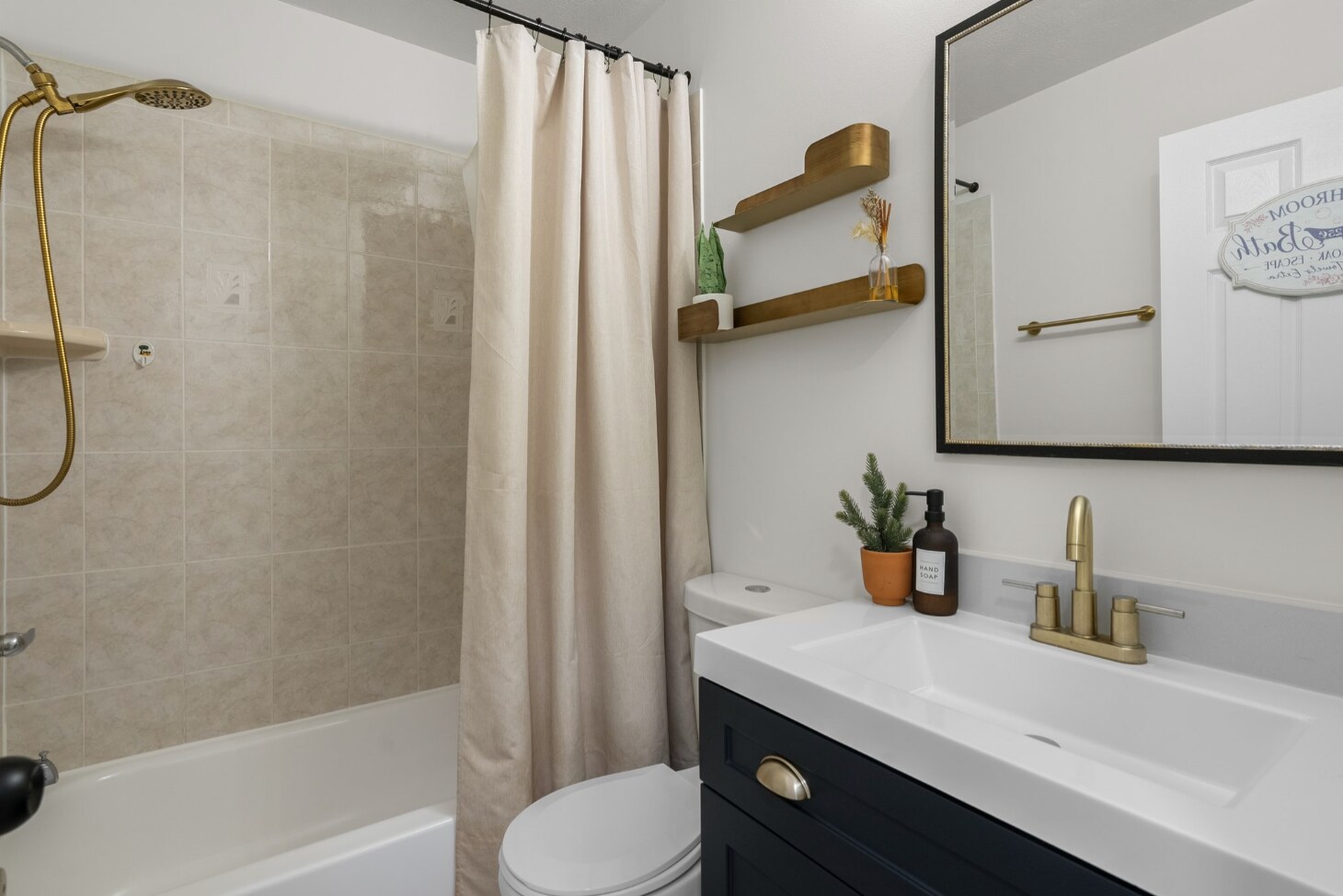 Hallway bathroom - 13405 Wisteria Dr