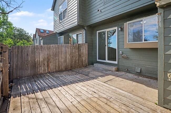 Building Photo - Updated 2 Bedroom, 2 Bathroom Townhome – Move-In Ready!