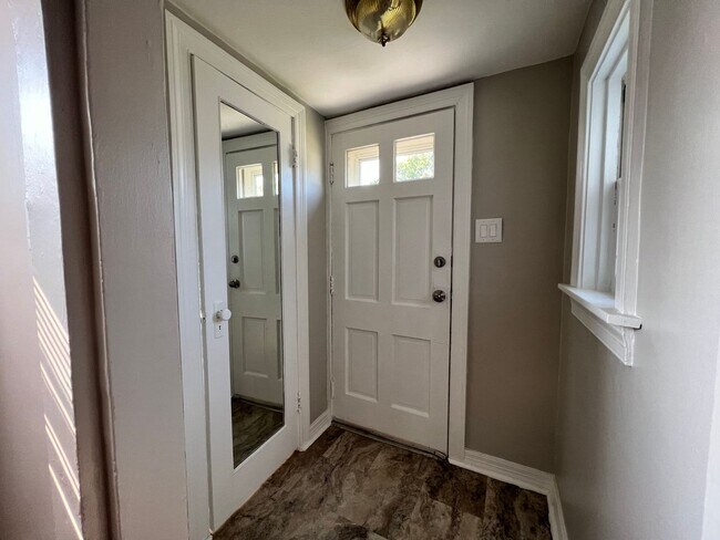 Building Photo - Newly renovated three bedroom available NOW!