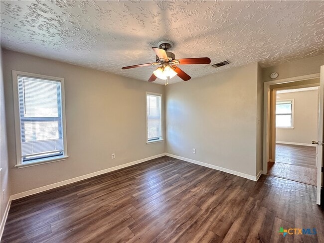 Building Photo - 906 N LBJ Dr