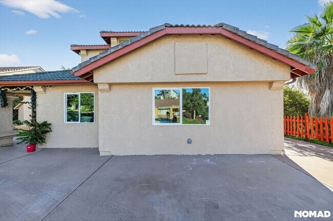 Building Photo - Bright & Modern 2-Bed Home with Ocean Glimpses in Prime Vista Location