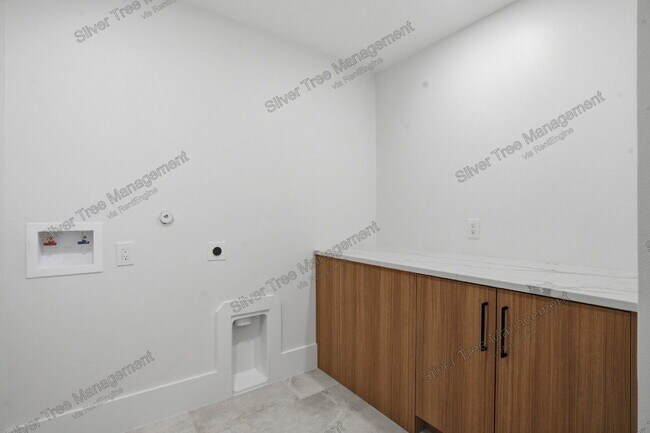 Building Photo - 4520 Cabell Dr