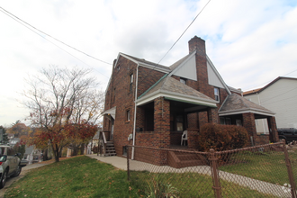Building Photo - 160 Bertha St