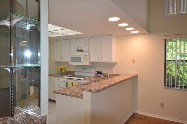 Building Photo - 226 Woodlake Wynde