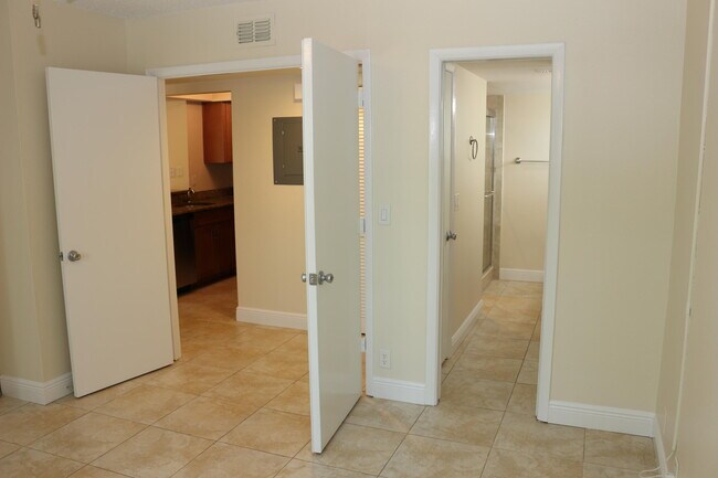 Building Photo - 1526 SE Royal Green Cir