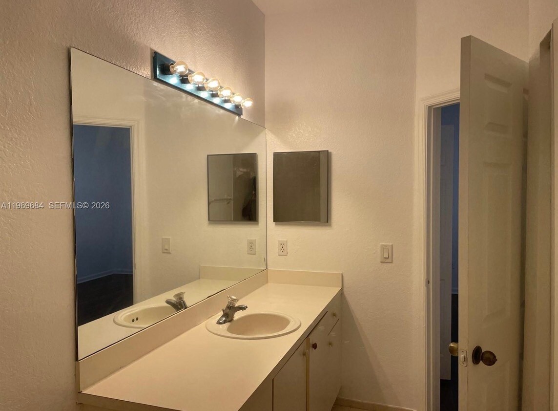 Building Photo - 8835 S Isles Cir