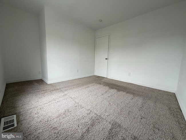 Building Photo - 731 E 4th St